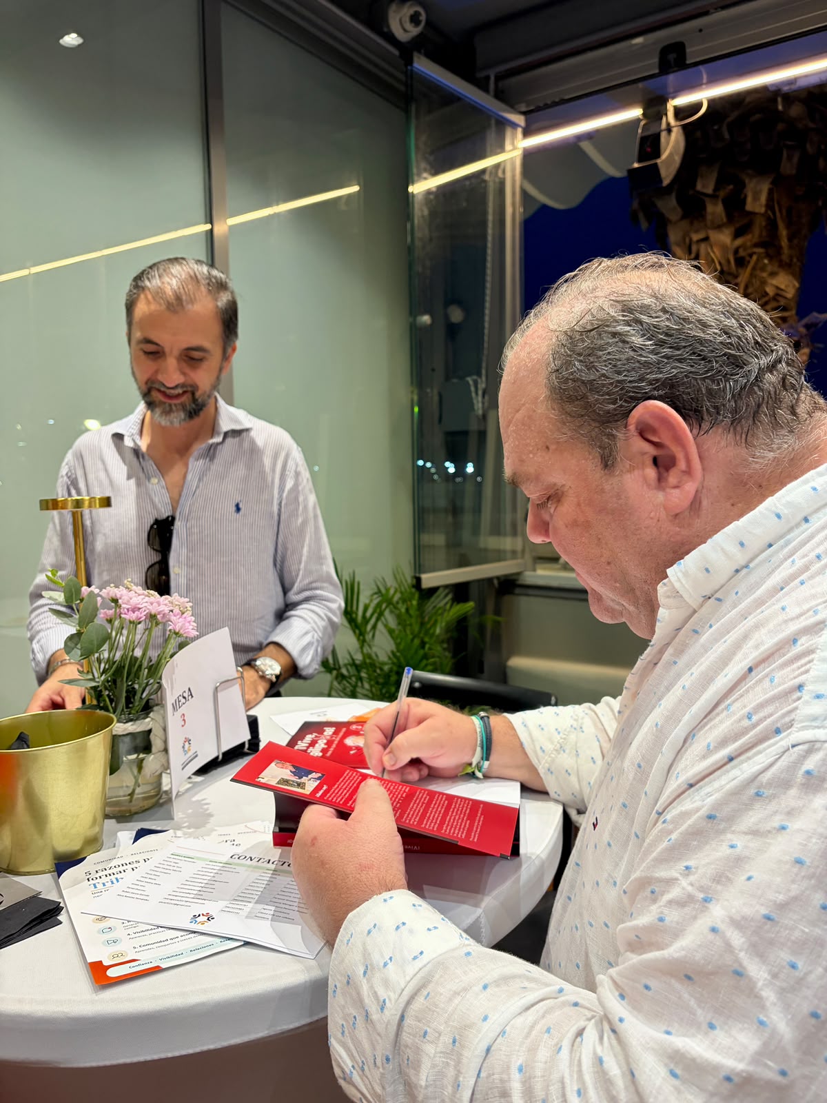 Un miembro escribiendo durante una dinámica de Tribu